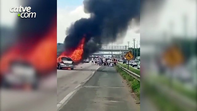 Engavetamento com oito veículos deixa quatro feridos e provoca incêndio na BR-101