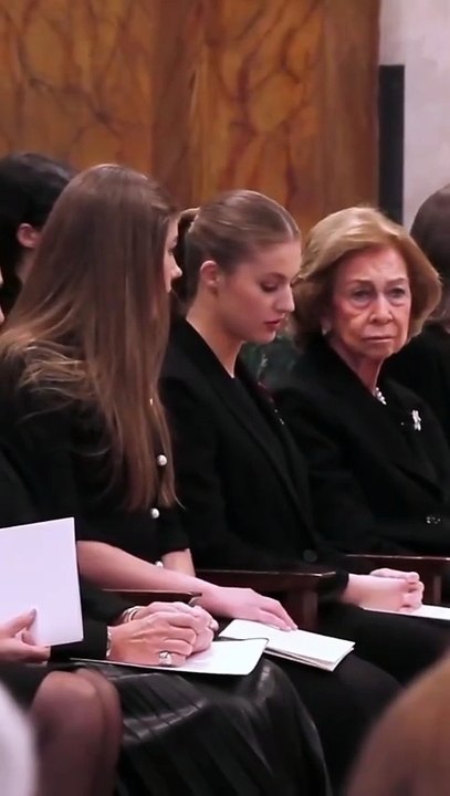 La princesa Leonor muy atenta de su abuela, la reina Sofía, durante el funeral de la princesa Irene de Grecia.