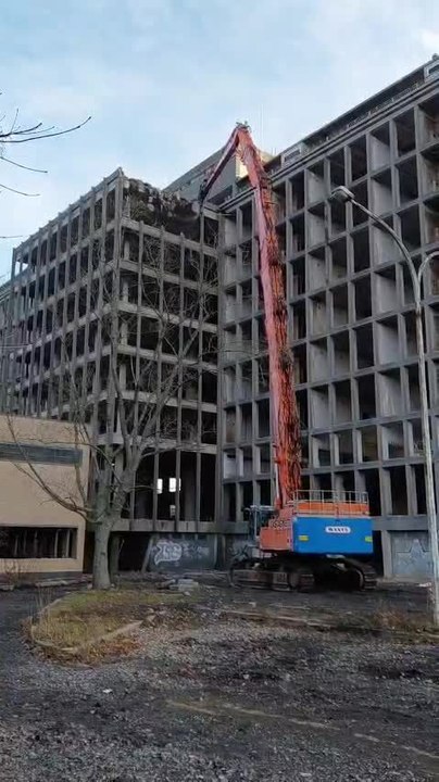 Démolition du Rayon de Soleil à Montigny-le-Til...