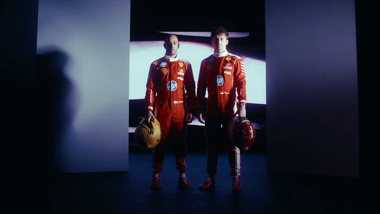 Así lucen de bien Hamilton y Leclerc con su nueva equipación.