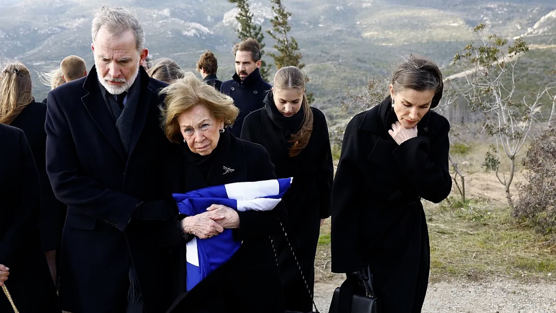 La capital griega se ha convertido este lunes en el escenario de un reencuentro hist�rico y profundamente triste para la aristocracia europea. La �ltima despedida de la Princesa Irene de Grecia ha reunido a la familia real espa�ola y la helena en Atenas, la capital del pa�s, en una ceremonia en la que no faltaron los momentos emotivos bajo el peso del dolor producido tambi�n por la tragedia ferroviaria en Espa�a. Este acto f�nebre, cargado de simbolismo, ha servido para honrar a la hermana de la reina em�rita en un clima de absoluta solemnidad.
La presencia de los monarcas espa�oles en la Catedral Metropolitana de Atenas estuvo condicionada por las noticias que llegaban desde Andaluc�a. Los reyes de Espa�a, Felipe VI y Letizia, que llegaron la tarde del domingo a Atenas, antes de que se produjera la tragedia en C�rdoba que ha causado al menos 39 muertos, acudieron a la catedral de la capital griega visiblemente afectados y acompa�ados por sus hijas, la princesa Leonor y la infanta Sof�a. A pesar de la distancia, los reyes, la princesa Leonor y la infanta Sof�a atendieron a los medios de comunicaci�n espa�oles antes de trasladarse a la catedral y expresaron su consternaci�n y preocupaci�n por la tragedia.
Al llegar al templo, el apoyo popular fue notable, ya que Felipe VI y Letizia fueron recibidos entre v�tores y aplausos por el p�blico agolpado frente a la catedral, mientras se escuchaban gritos de apoyo a la Corona. A la catedral, para despedirse de su hermana, acudi� tambi�n la reina Sof�a, as� como las infantas Elena y Cristina, y varios de sus respectivos hijos, mostrando una imagen de unidad familiar inquebrantable.
El funeral no solo fue un acto oficial, sino un espacio de consuelo mutuo. Las fuentes destacan que durante casi toda la misa, la princesa Leonor y la reina Sof�a estuvieron cogidas de la manos, un gesto que refleja la especial cercan�a entre abuela y nieta en este dif�cil momento. Por otro lado, la joven Victoria de Marichalar, que durante la capilla ardiente se mostr� visiblemente afectada, comparti� el duelo con sus primos, incluyendo a Irene Urdangar�n, hija de la infanta Cristina, quien se encontraba visiblemente emocionada por la muerte de su t�a abuela.
La v�spera del sepelio, las dos familias pudieron compartir momentos de mayor privacidad. Seg�n informan las fuentes, los miembros de la Casa Real espa�ola se reunieron con la familia Grecia, la reina Ana Mar�a y sus hijos, para compartir una cena en una trattoria local. Fue en ese encuentro donde fuentes de Zarzuela ya trasladaron la preocupaci�n del Jefe del Estado por las primeras noticias del accidente, lo que llev� a que, al paso de las horas, el Rey se comunic� con el presidente del Gobierno, Pedro S�nchez, y el de la Junta de Andaluc�a, Juan Manuel Moreno Bonilla.
Tras la misa, el compromiso del monarca con la situaci�n en Espa�a fue evidente. Al salir del templo, el rey Felipe VI mantuvo una breve conversaci�n con el hijo mayor de Constantino, su primo hermano Pablo de Grecia, y la madre de �ste, Ana Mar�a, en el que... parece hablarles del tr�gico accidente ferroviario del ayer domingo en Adamuz (C�rdoba).
Finalmente, mientras el cuerpo de la princesa Irene era trasladado para ser enterrada al lado de su hermano, Constantino, y sus padres, el rey Pablo I de Grecia y la reina Federica de Hannover en el cementerio de Tatoi, la delegaci�n espa�ola preparaba su partida. Seg�n han confirmado fuentes oficiales, los reyes y sus hijas volver�n de inmediato a Madrid y viajar�n ma�ana a la zona del accidente en C�rdoba para mostrar su apoyo directo a las v�ctimas y sus familias.