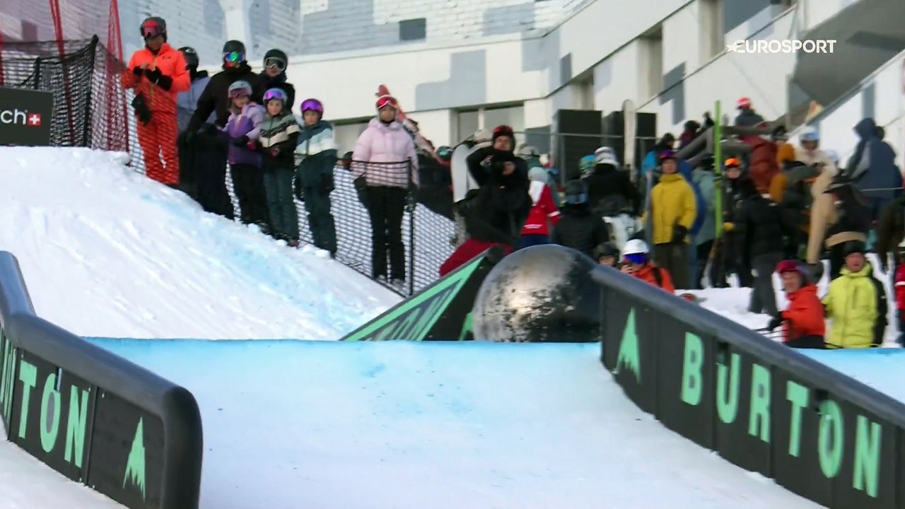 Matej Svancer perd un ski pendant un saut et atterrit sans tomber
