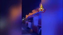 Incendio a Motta di Livenza, a fuoco deposito di carta in un capannone della zona industriale: il video