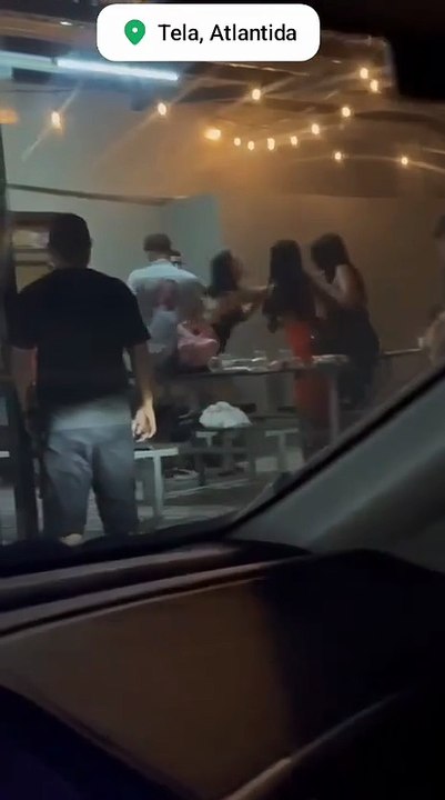 Dos mujeres se van a golpes en un centro nocturno en Tela