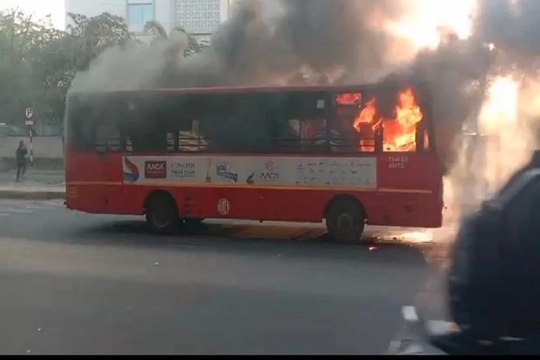 एएमटीएस बस में लगी आग, बड़ा हादसा टला