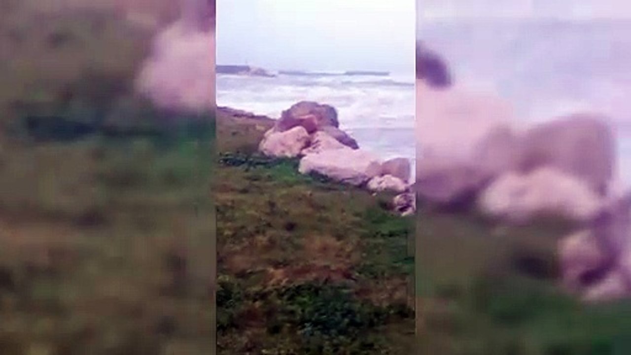 Siniscola, la tempesta di scirocco alla Caletta: le onde superano la darsena del porto