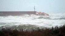 Tempesta di scirocco alla Caletta, la bufera all'ingresso del porto