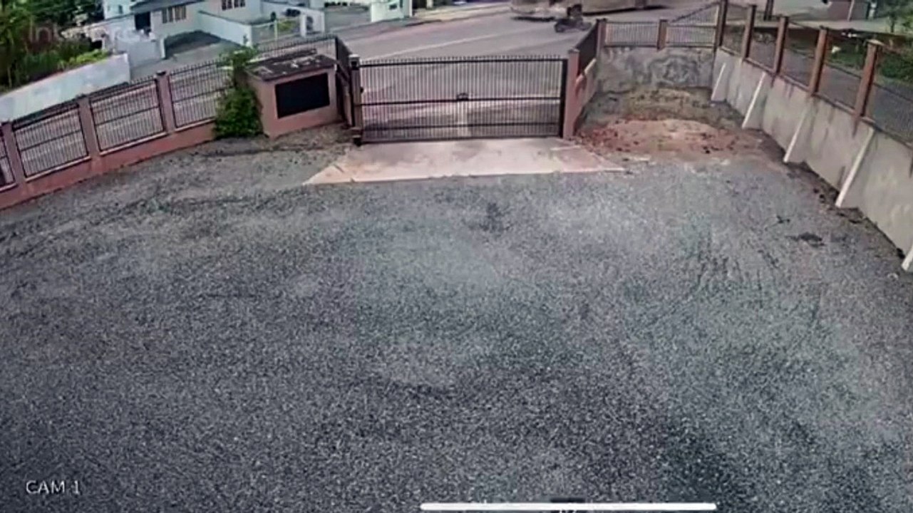Câmera flagra motociclista arrastado pelo pescoço por fios soltos em Joinville