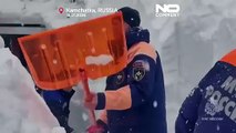 Desentierran viviendas bajo grandes acumulaciones de nieve en Kamchatka, Rusia