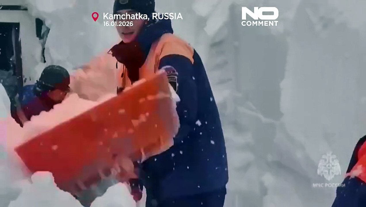 Maisons dégagées des congères profondes au Kamtchatka, en Russie