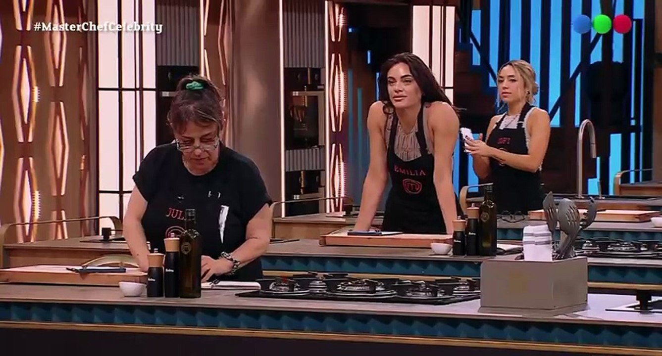 Casi a las piñas en MasterChef: el feroz cruce entre Emilia Attias y Esther Goris por un salmón