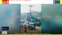 മൂന്നാറിൽ നടുറോഡിൽ പൊലീസ് മർദനം...  വിനോദസഞ്ചാരികളും നാട്ടുകാരും തമ്മിലുള്ള സംഘർഷം  പരിഹരിക്കാൻ എത്തിയ പ്പോഴാണ് പൊലീസിന്റെ മർദനമുണ്ടായത്