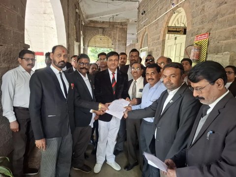 अधिवक्ताओं ने टोल प्लाजा फ्री करने की मांग को लेकर दिया ज्ञापन