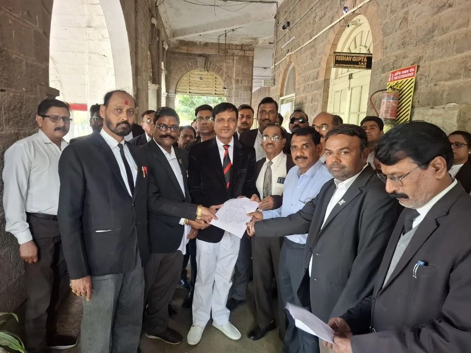 अधिवक्ताओं ने टोल प्लाजा फ्री करने की मांग को ल...