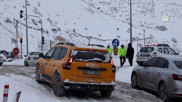 Bayburt-Erzurum kara yolu çığ nedeniyle ulaşıma kapandı