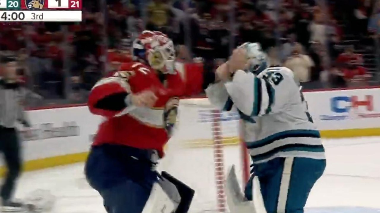 NHL, rissa spettacolare tra portieri: Bobrovski attraversa il ghiaccio e scatena il caos