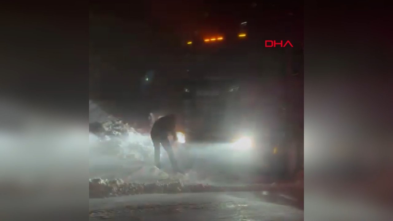 Kop Dağı geçidinde kar ve tipi etkili oldu, Aşkale yoluna çığ düştü