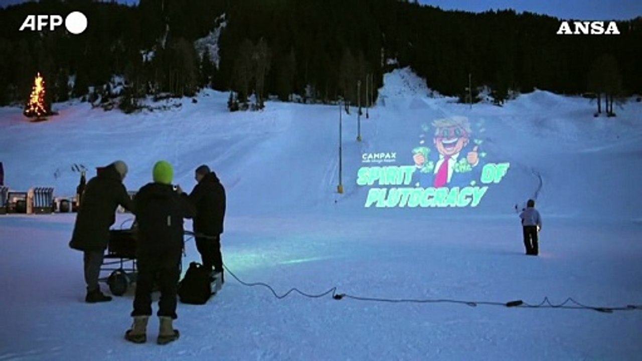 'Spirito della plutocrazia', sulle piste da sci di Davos la protesta satirica contro Trump