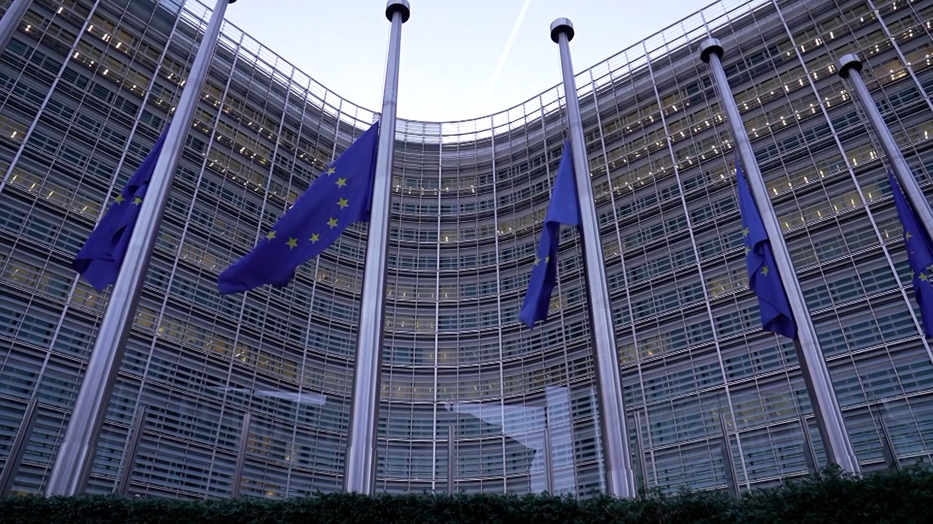 Las banderas de la Uni�n Europea ondean desde este martes a media asta en las principales instituciones comunitarias en Bruselas y Estrasburgo como homenaje a las v�ctimas del accidente ferroviario ocurrido en la noche del domingo en la localidad cordobesa de Adamuz. El gesto simb�lico se produce en el marco de los tres d�as de luto oficial decretados en Espa�a por el Gobierno.

La Comisi�n Europea, el Consejo de la UE y el Parlamento Europeo mantendr�n las banderas europeas a medio m�stil durante todo el periodo de duelo nacional, que fue anunciado este lunes por el presidente del Gobierno, Pedro S�nchez, y que se extender� desde el martes 20 de enero hasta el jueves.

La primera instituci�n en adoptar esta medida fue el Parlamento Europeo. Ya el lunes, la Euroc�mara iz� tanto la bandera de la Uni�n Europea como la de Espa�a a media asta en sus sedes de Bruselas y Estrasburgo. Adem�s, el pleno del Parlamento guard� un minuto de silencio en memoria de las v�ctimas del tr�gico siniestro ferroviario.

Con este gesto, las instituciones europeas han querido mostrar su solidaridad con Espa�a y con los familiares de los fallecidos, subrayando el impacto del accidente m�s all� de las fronteras nacionales. El homenaje refleja tambi�n la dimensi�n europea del duelo por una de las mayores tragedias ferroviarias recientes.