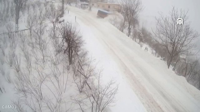 Ordu'da kamyonun şarampole devrildiği kaza anı güvenlik kamerasında