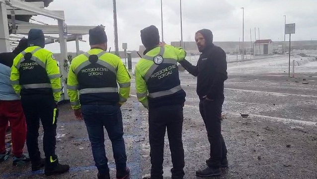 Cala Gonone flagellata dal ciclone Harry: la mareggiata trascina grossi massi sulla strada