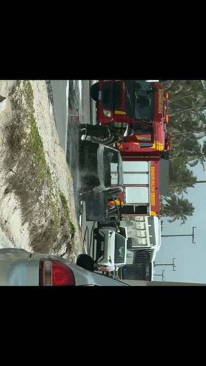 Carro pega fogo e é destruído pelas chamas na Avenida Assis Chateaubriand, em Maceió
