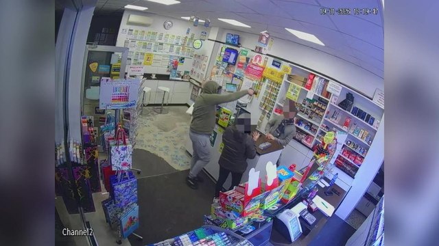 Tabaccaio affronta un rapinatore armato di pistola