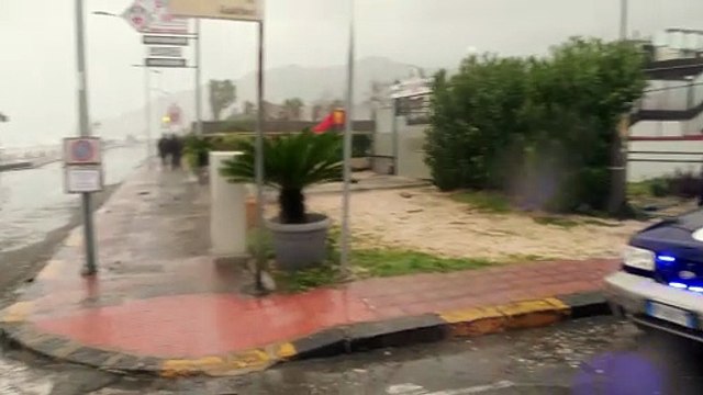 A Santa Teresa di Riva i maggiori danni, le immagini del crollo sul lungomare