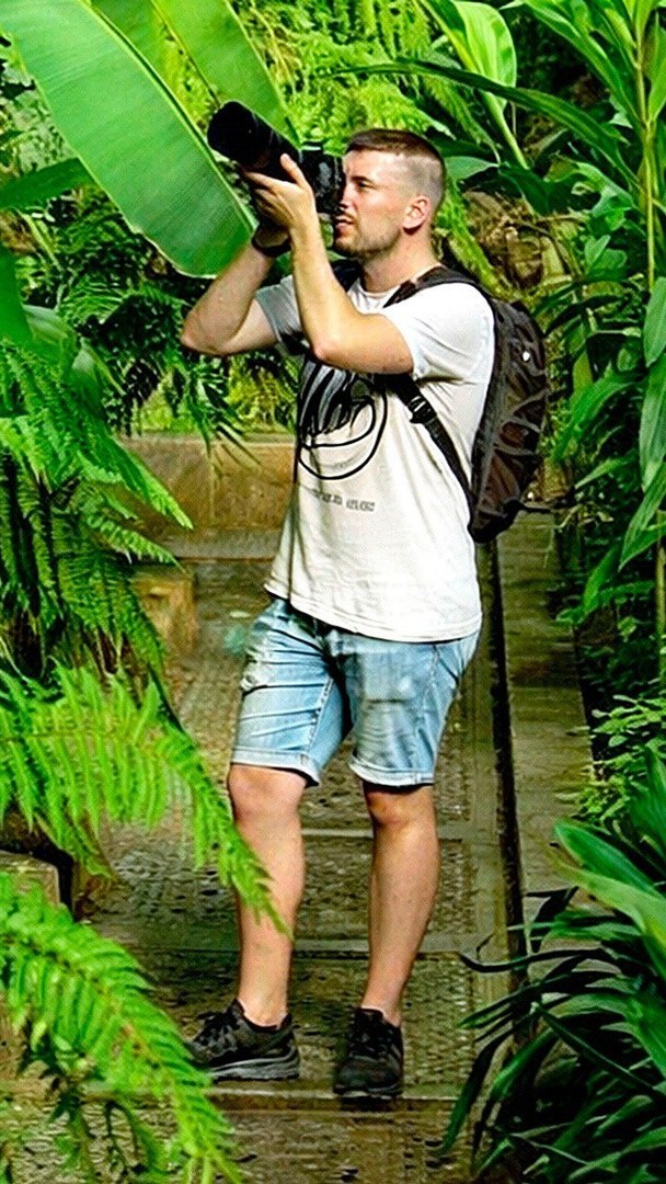 Este joven madrile�o que iba al frente del Alvia que sali� de la capital con direcci�n a Huelva no pudo evitar el brutal choque con el Iryo que descarril�.

Contaba con cinco a�os de experiencia como maquinista en Renfe y ten�a un perfil profesional poco habitual.