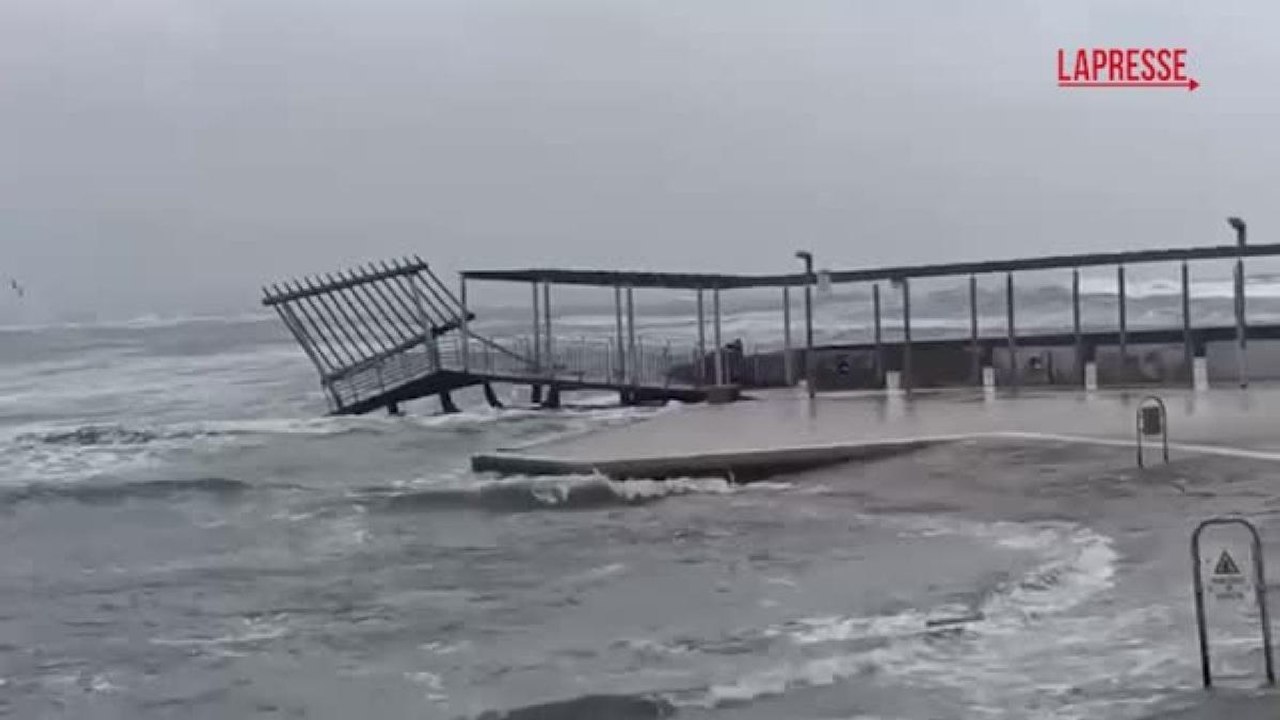 Maltempo in Sardegna, a Cagliari distrutto il molo di Marina Piccola al Poetto