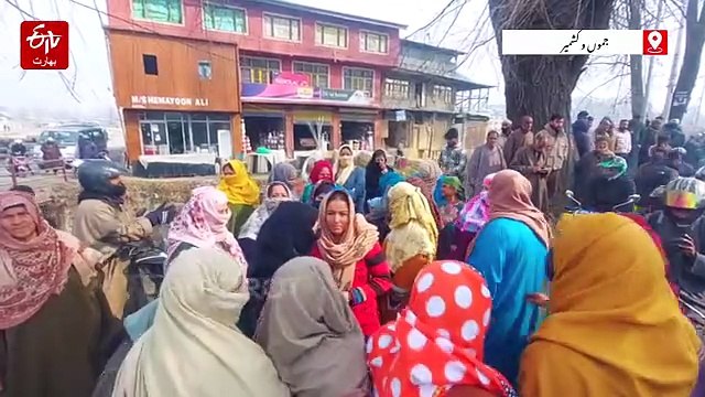 گنگرہامہ گاندربل میں خواتین کا احتجاج. نالہ سندھ سے مقامی لوگوں کے تعمیراتی مواد نکالنے پر قدغن