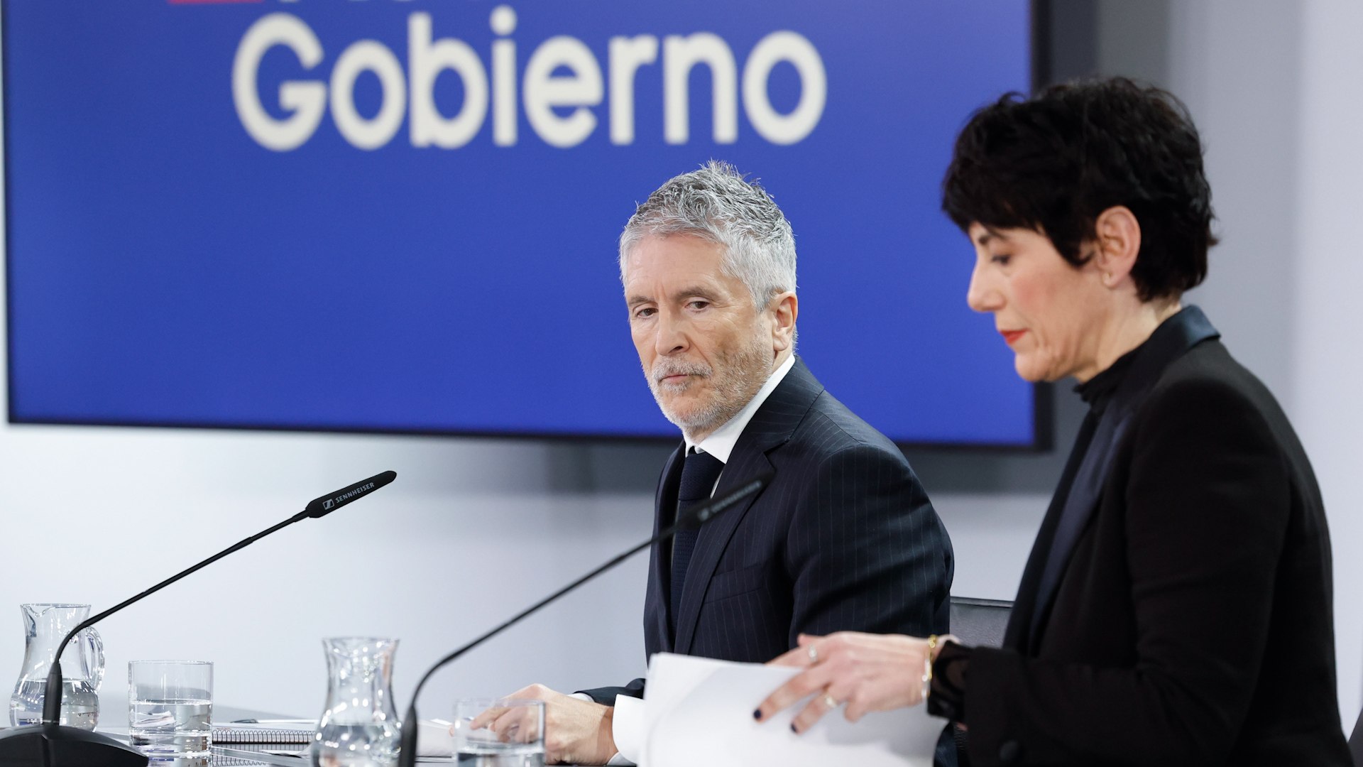 La investigaci�n sobre el tr�gico descarrilamiento ferroviario en Adamuz (C�rdoba) ha entrado en una fase t�cnica decisiva tras las �ltimas declaraciones oficiales. El ministro del Interior, Fernando Grande-Marlaska, ha confirmado este martes, tras el Consejo de Ministros, que �todas las hip�tesis est�n abiertas� sobre las causas que provocaron el siniestro. Tras las inspecciones iniciales del terreno y diversas reuniones con las empresas y administraciones relacionadas, la Comisi�n de Investigaci�n de Accidentes Ferroviarios (CIAF) ha concluido que es imperativo realizar un an�lisis de laboratorio de los carriles en el punto exacto donde comenz� el descarrilamiento.