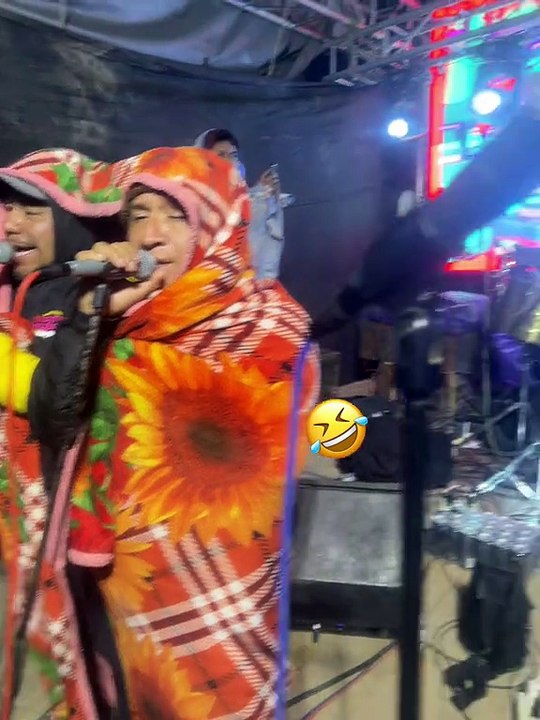 Orquesta se hace viral por tocar envuelta en frazadas por intenso frío