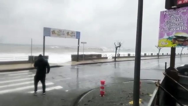 ROCCALUMERA | Paura per le onde che si stanno alzando in queste ore. Sul lungomare si è rischiata la tragedia. IL VIDEO