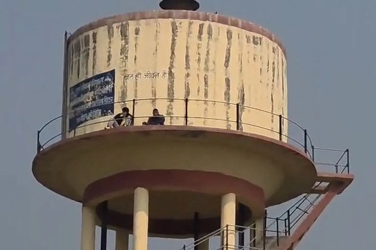 swm: कोड्याई गांव में पेयजल टंकी पर चढ़े युवक, अतिक्रमण हटाने की कार्रवाई पर हंगामा