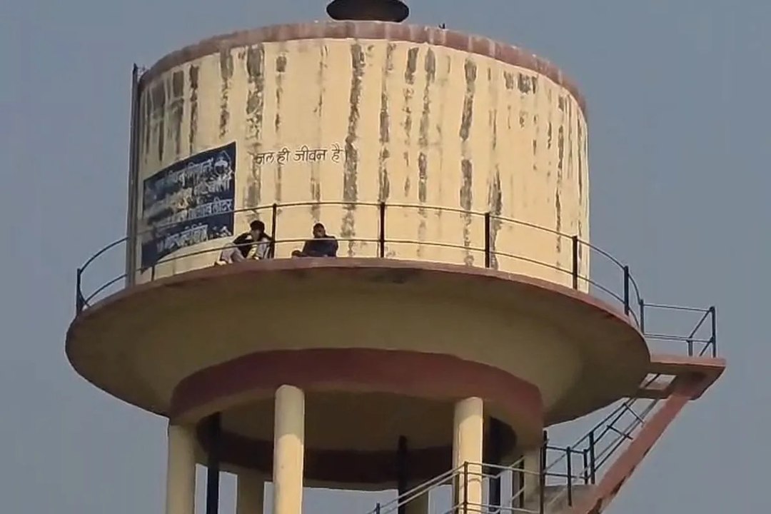 swm: कोड्याई गांव में पेयजल टंकी पर चढ़े युवक, अतिक्रमण हटाने की कार्रवाई पर हंगामा