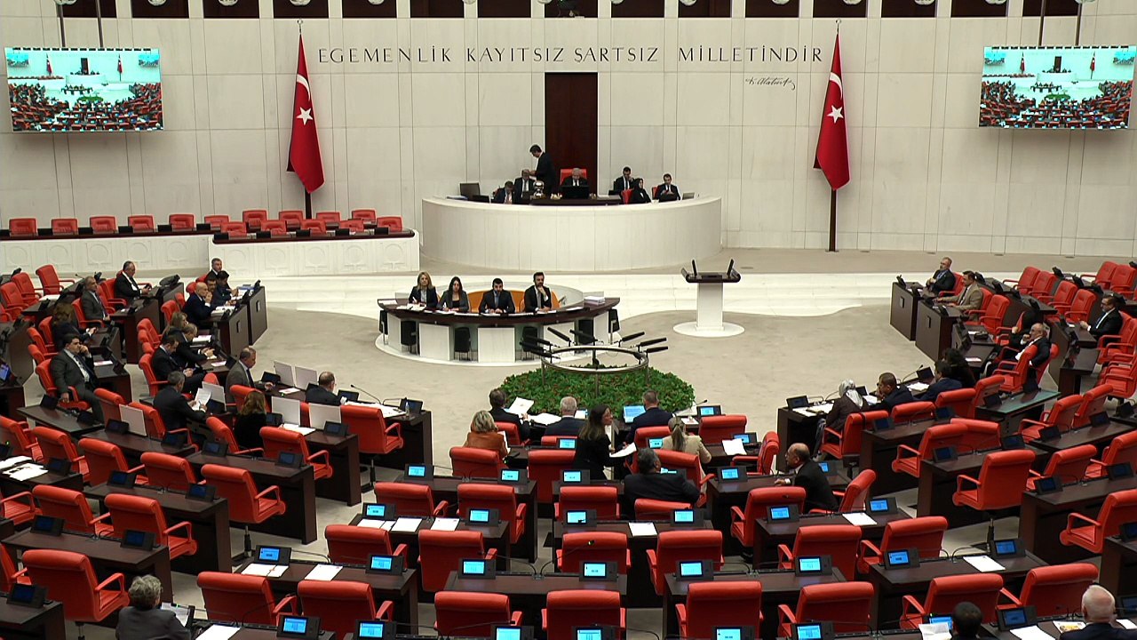 AK Partili vekil taşı gediğine koydu: Kaçacak delik arıyorlar!