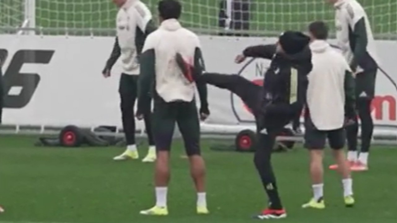 Spalletti, calcio a Kelly in allenamento: che risate!