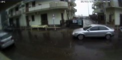 Tempesta in Sicilia, l'attimo in cui il mare entra nelle case a Taormina