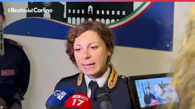 Bimbo resta solo sul treno, l'intervento della polizia e l'abbraccio con la mamma