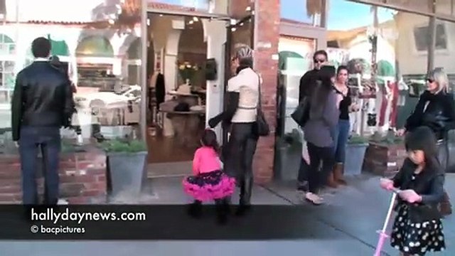 2010 – Johnny Hallyday – Laeticia, Johnny et ses filles dans les rues de Los Angeles