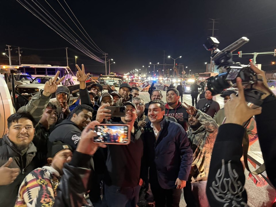 Manuel Guerra Cavazos da la cara a operadores de grúas y restablece el orden en García, Nuevo León