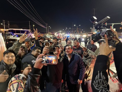 Manuel Guerra Cavazos da la cara a operadores de grúas y restablece el orden en García, Nuevo León