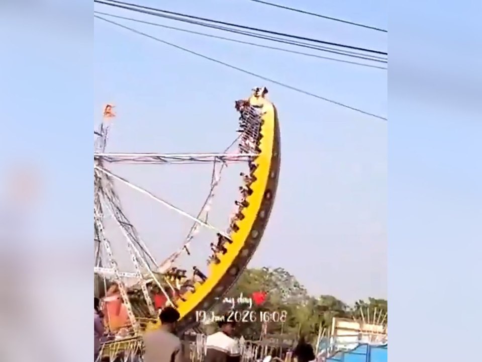 Horror-Unfall: Riesenschaukel knickt während der Fahrt durch