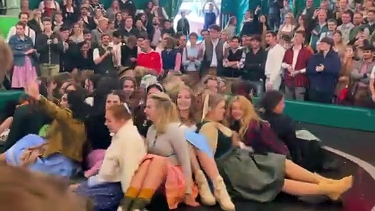 Teufelsrad Oktoberfest _ Girls on the Devil's Wheel!