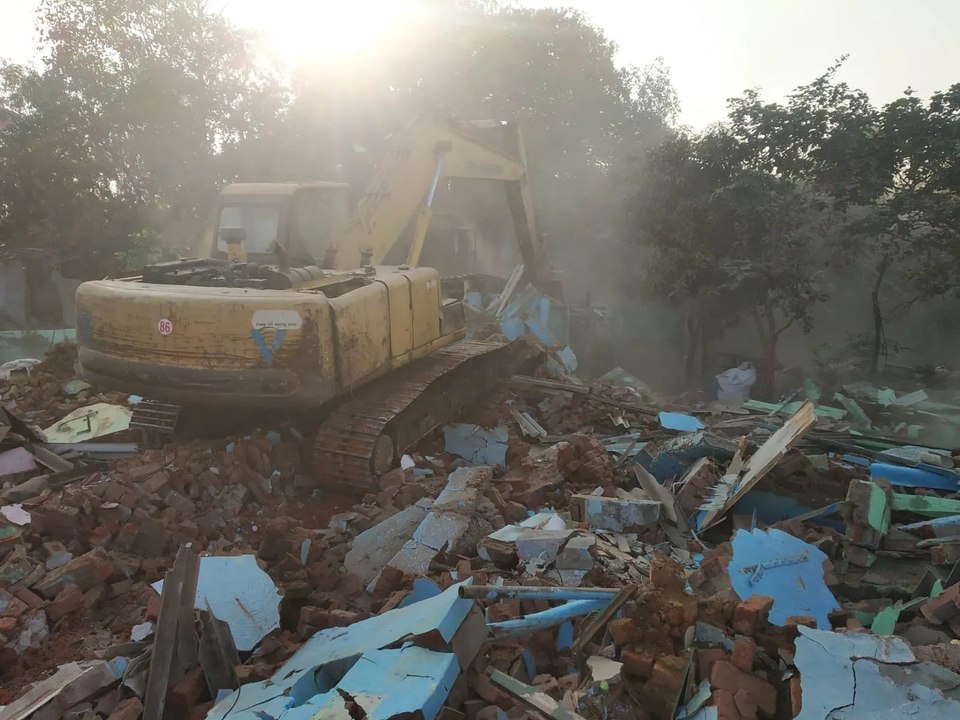 अहमदाबाद के वटवा में वानरवट तालाब किनारे चला बुलडोज़र, 450 निर्माण गिराए