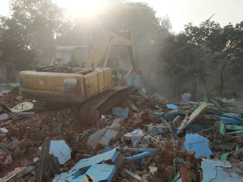 अहमदाबाद के वटवा में वानरवट तालाब किनारे चला बुलडोज़र, 450 निर्माण गिराए