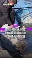 Fue a pescar, pero terminó dándoles de comer a los peces
