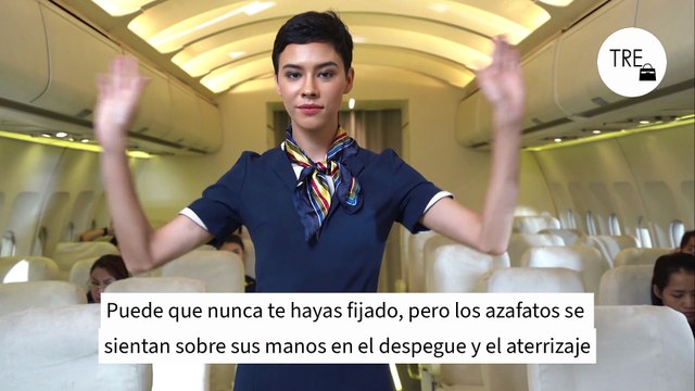 Esta es la razón por la que las azafatas siempre se sientan sobre sus manos en el despegue y el aterrizaje del vuelo