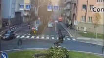 Bolzano, il video dell'incidente: l'auto della polizia locale insegue un motorino ma si schianta nella rotonda